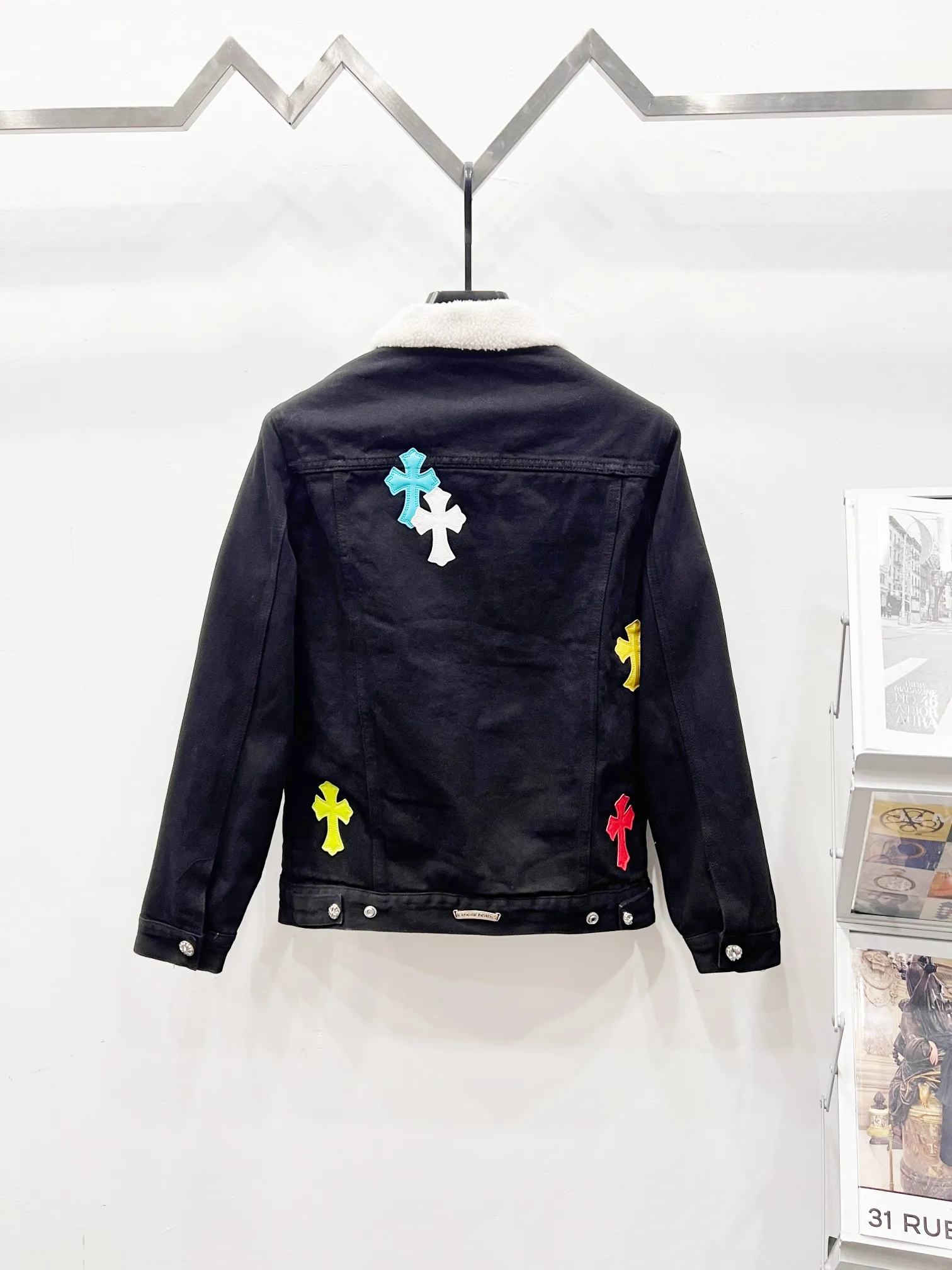P340 (Higher version of lambswool) Style number: (r079) Chrome Hearts Chrome Hearts colorful patchwork lamb fur collar jacket, the same style as the Internet celebrity star's cross-printed denim jacket, the unique cross design element is full of design. It is made of 100% denim cotton fabric with heavy coarse yarn count, which ensures a stiff and tough silhouette while being soft, comfortable and breathable. The lapel is designed with silver buttons and is full of texture. The classic white cross logo is all over the dress, making it a perfect versatile style for spring and summer! The original loose version is made of high-quality pure cotton fabrics. The fabric pattern is high-definition and delicate without burrs. It is comfortable and breathable to wear. All the buttons are molded and customized. It is casual and fashionable and can be matched with any bottoms. It can be windproof and sunproof in spring and summer. It can be worn outside in autumn and winter! Easily concave shape makes you look slimmer and taller, perfect for both men and women! Color: Black Size: S M L XL